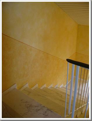 0067_f015  treppenhaus mit gelbem sockel.jpg